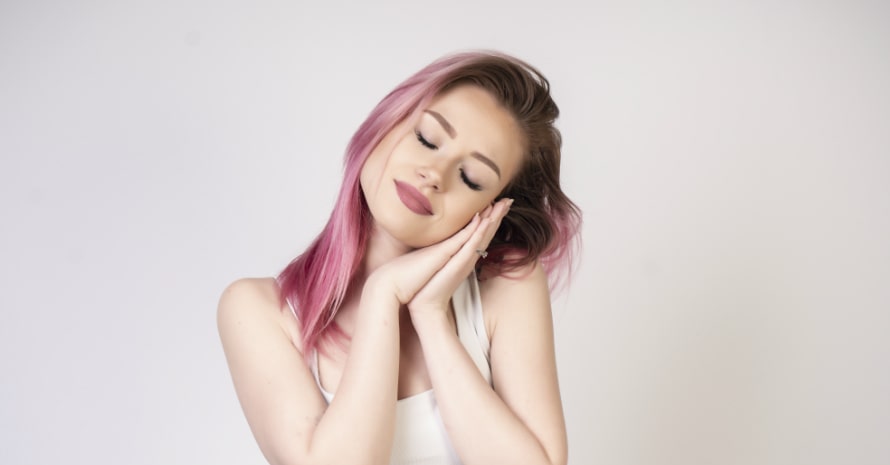 Woman-with-pink-hair-posing