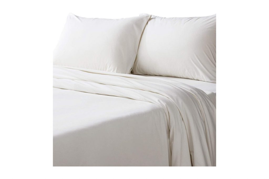 Bedsure Flannel Bed Sheet Set-4 Pieces Set on bed
