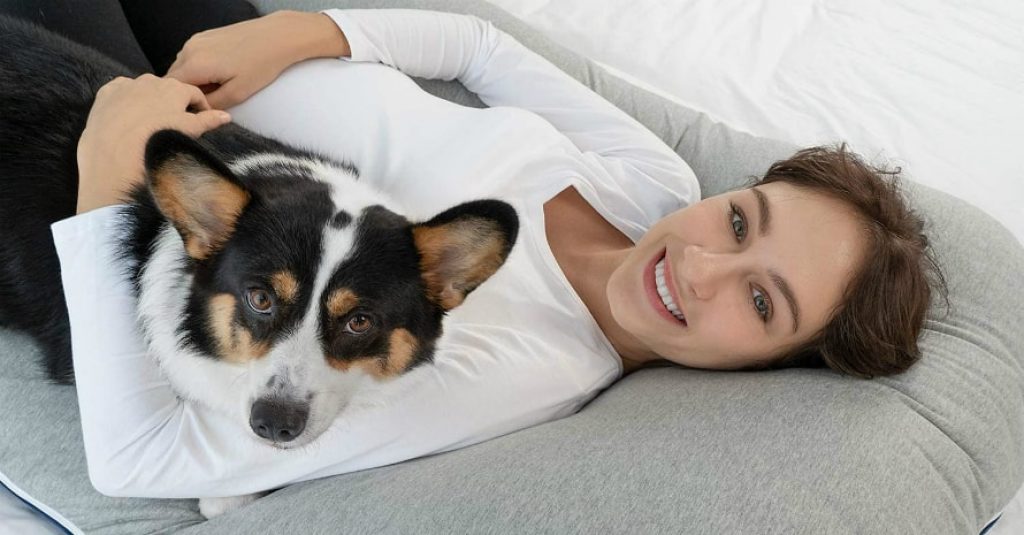 Meiz Pregnancy Pillow woman with dog