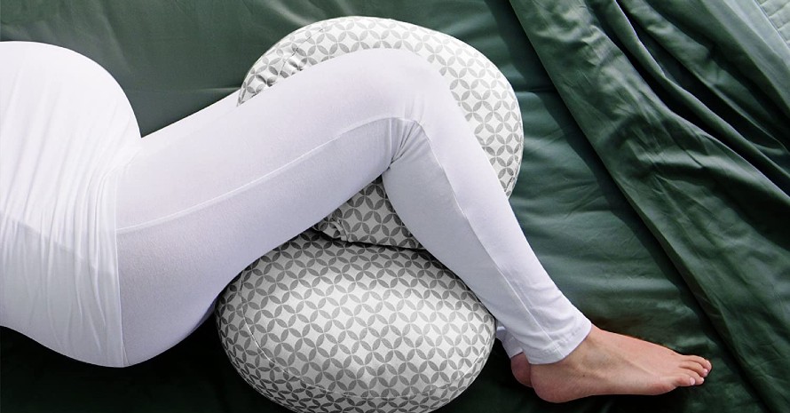 a-Pregnancy-Pillow-for-Small-Bed