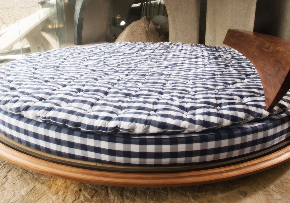 Mattress cover on a round bed