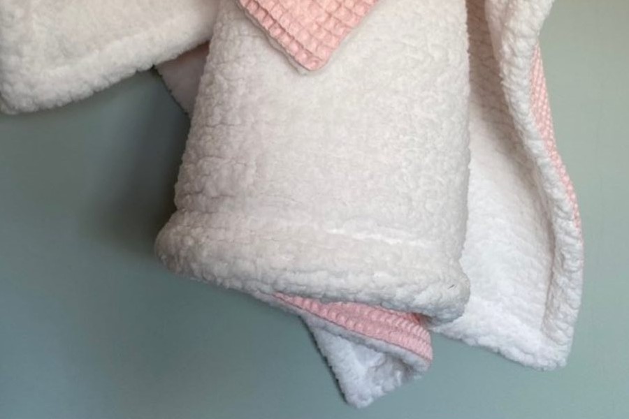 sherpa blanket white and pink